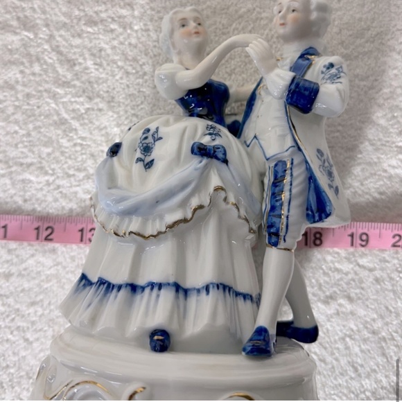 Vintage Porcelain French Colonial Couple Dancing Music Box - Picture 11 of 13